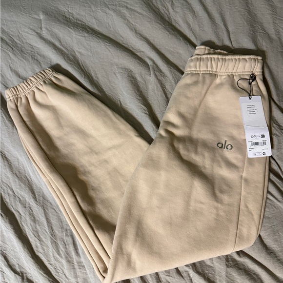 Alo Accolade Macadamia Sweat Set - Picture 2 of 5